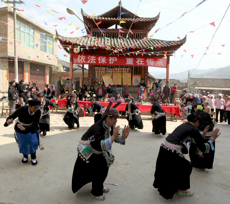 敲起铜鼓的舞蹈,敲起铜鼓舞蹈