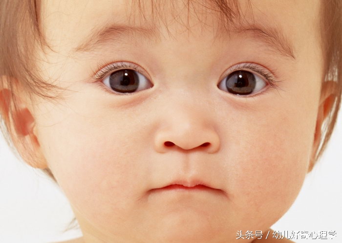 小孩眼睛又眨又挤是咋回事,孩子老是眨眼睛挤眼睛嘴巴也动