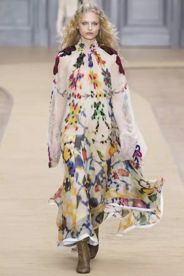 宋茜迪奥马面裙,和宋茜撞衫紫色长裙