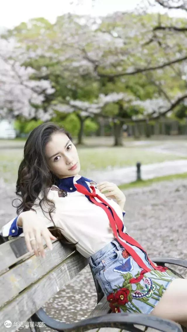 李宇春、蕾哈娜、宋茜她们都在穿这样的牛仔装!