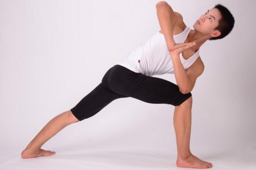 8个瑜伽体式提高你的平衡力,缓解压力的瑜伽课程视频教程