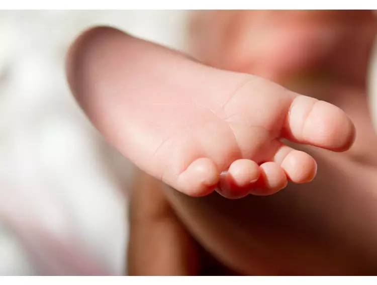 宝宝的脚长小水泡怎么回事,宝宝脚上面有水泡