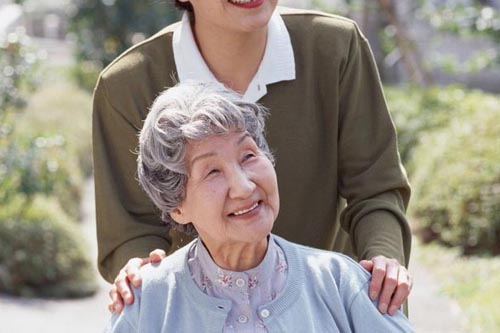 老人幻听幻觉被害妄想是什么病,高龄老人出现幻觉需警惕