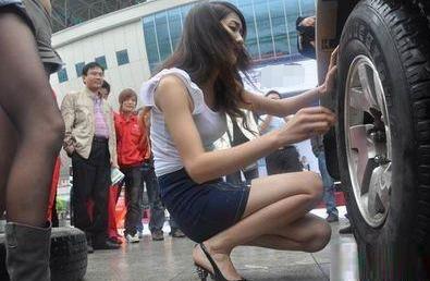 美女的车轮胎漏气了，于是上去帮她，最后美女脸红了？