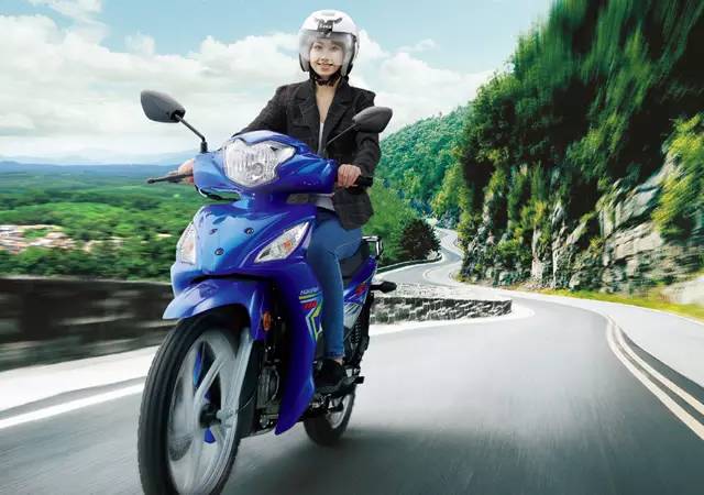 豪爵uh110弯梁对比雅马哈凌俊,豪爵uh110s弯梁摩托爬坡测试