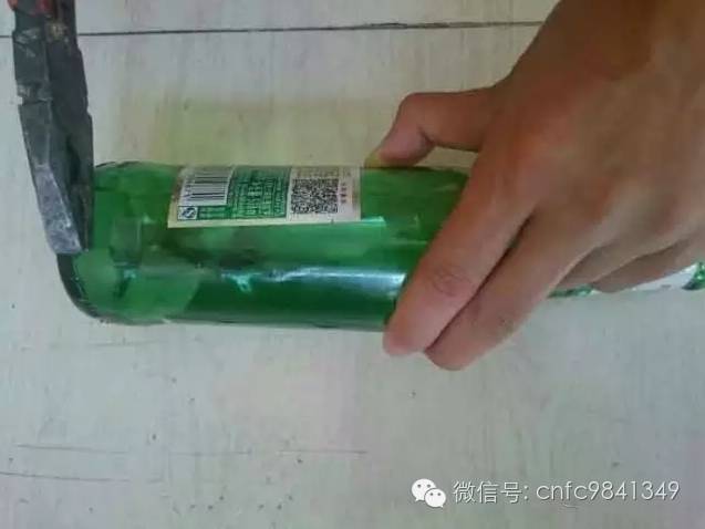 女友要颗玻璃种帝王绿戒指，穷小子竟然用啤酒瓶底做出来了。