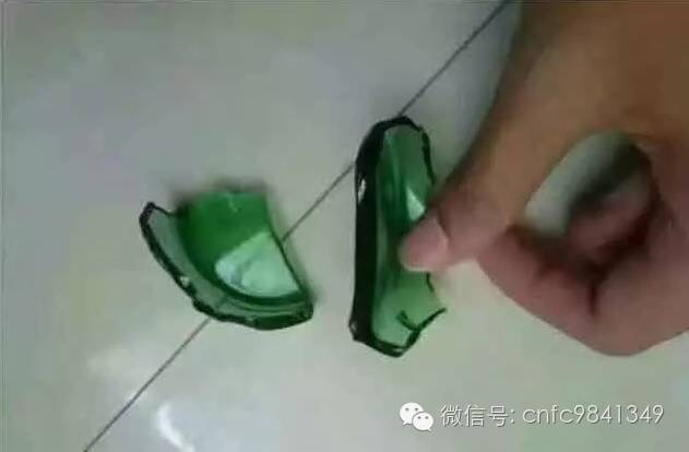 女友要颗玻璃种帝王绿戒指，穷小子竟然用啤酒瓶底做出来了。
