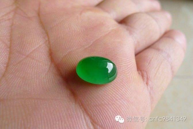 女友要颗玻璃种帝王绿戒指，穷小子竟然用啤酒瓶底做出来了。