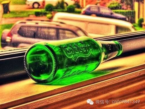 女友要颗玻璃种帝王绿戒指，穷小子竟然用啤酒瓶底做出来了。