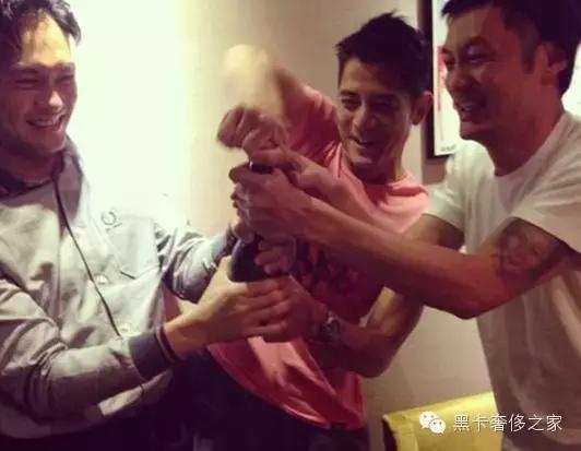 余文乐丨玩车玩表还超爱晒鞋这样的老公请给我来一打