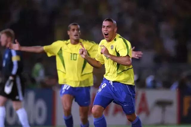 白驹过隙，你还记得那个让自己爱上足球的外星人吗？