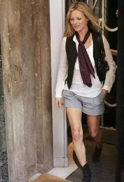 老有所依刘涛丝巾,刘涛红白玫瑰花丝巾