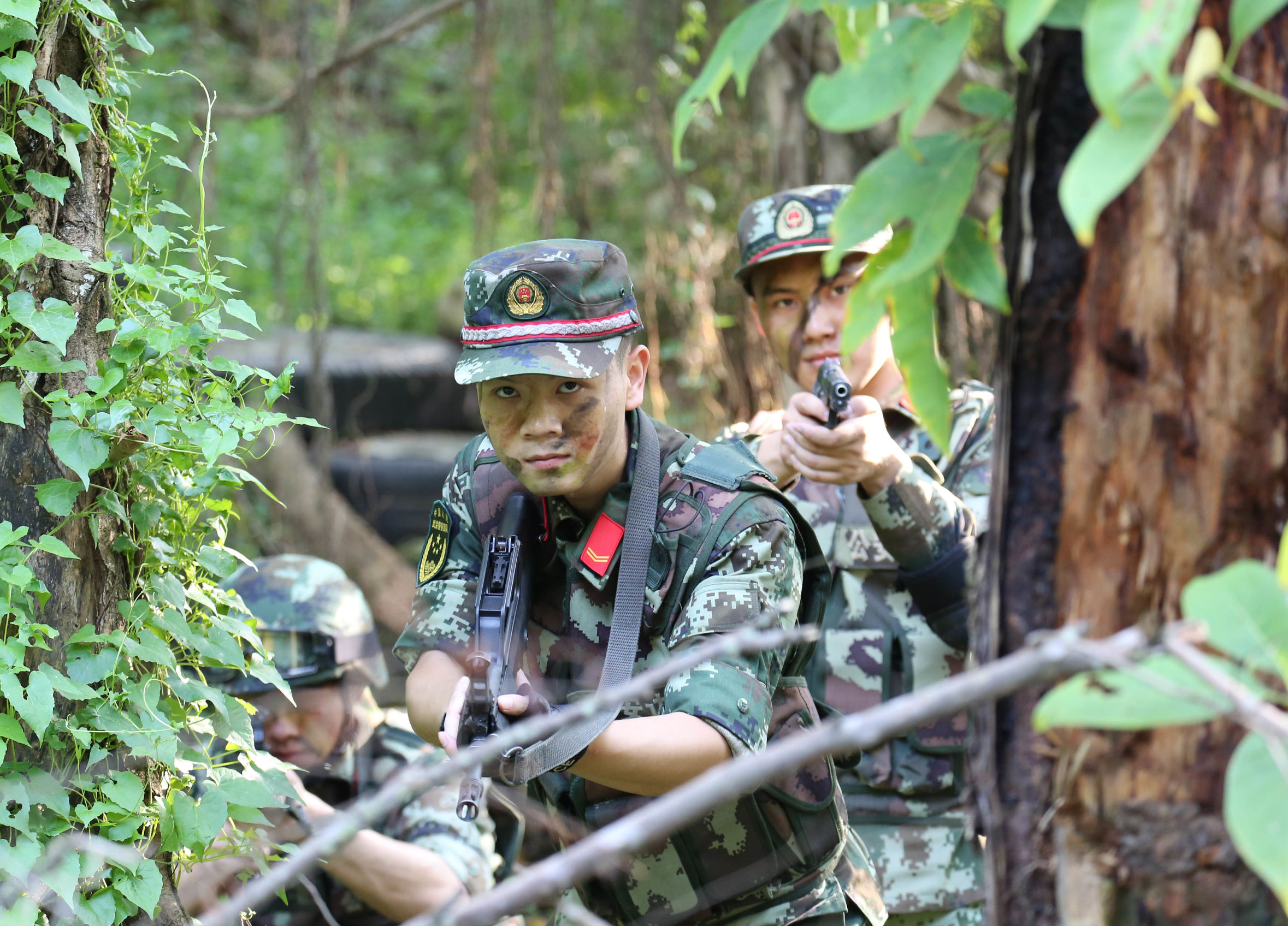 看特区*警武**边防官兵在练兵场如何使出“洪荒之力”