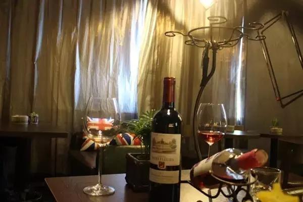 坪石第一家工业风清吧,在这里我可以泡一天。