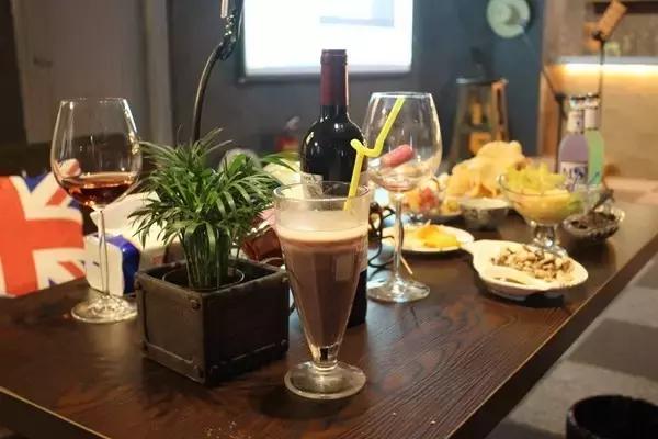 坪石第一家工业风清吧,在这里我可以泡一天。