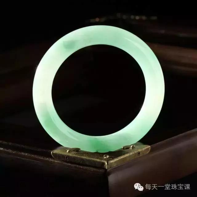 跟风买手串不如戴个手镯,既显气质又百搭!关键寓意好!