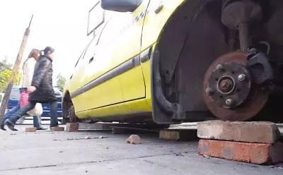 车子被泡一半要怎么定全损,车子被腐蚀有轻微裂纹