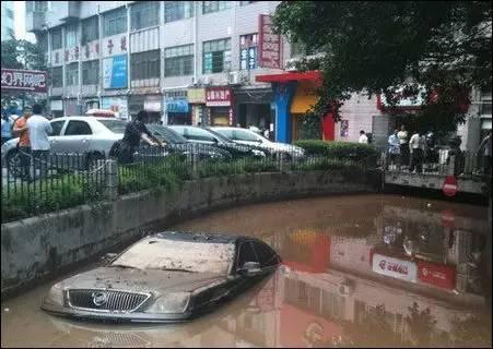 车子被泡一半要怎么定全损,车子被腐蚀有轻微裂纹