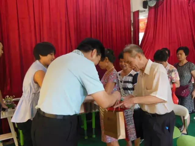 海珠丨昌岗东尊老爱幼联欢会“最老”遇上“最小”会发生什么