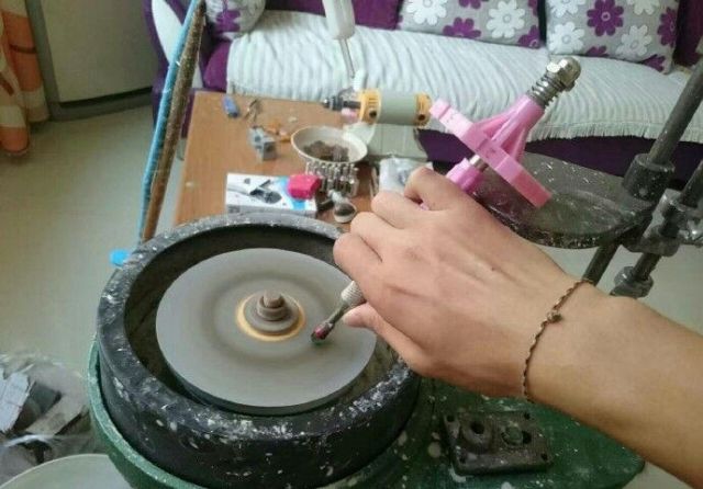 用啤酒瓶打造一个钻戒,小伙用石头给女朋友做钻戒