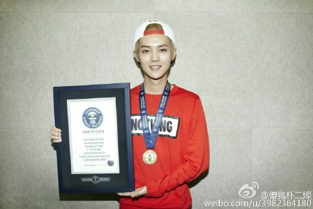 鹿晗三个吉尼斯世界纪录视频,鹿晗点赞超过1000万的微博