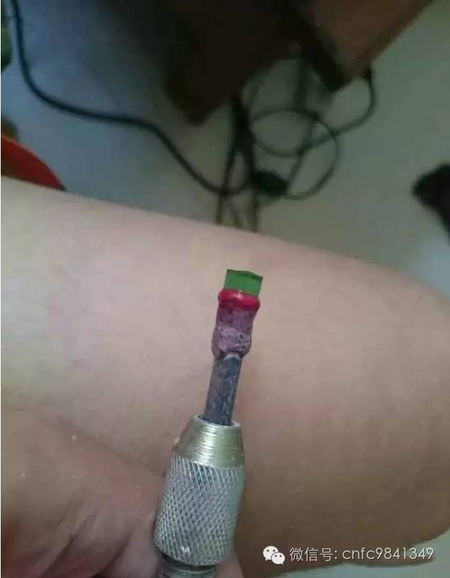 女友要颗玻璃种帝王绿戒指，穷小子竟然用啤酒瓶底做出来了。