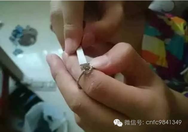 女友要颗玻璃种帝王绿戒指，穷小子竟然用啤酒瓶底做出来了。