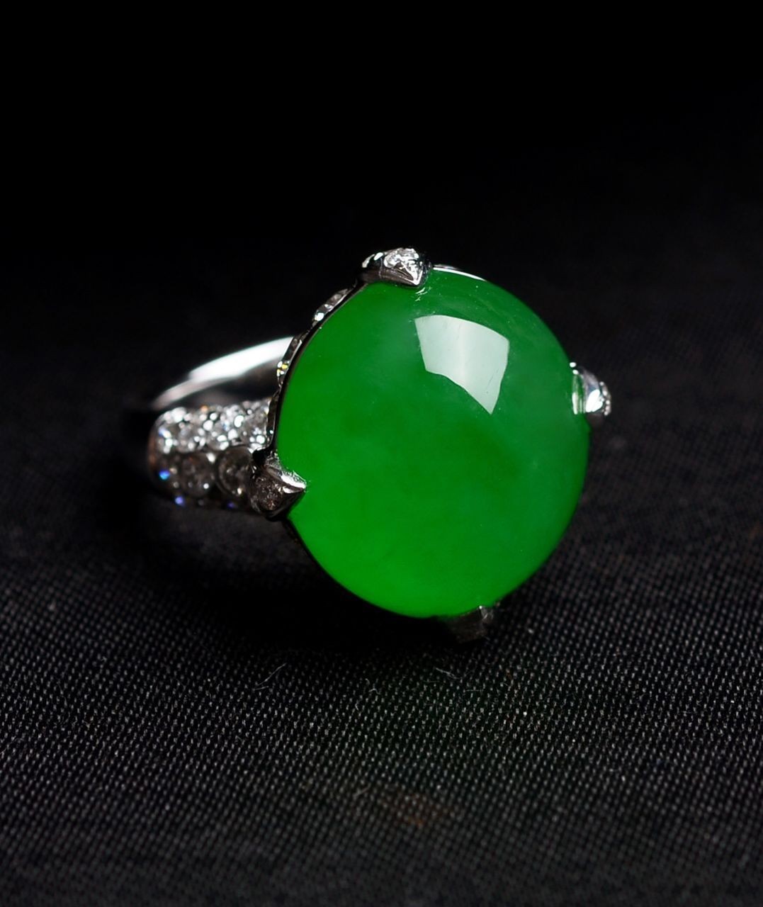 女友要颗玻璃种帝王绿戒指，穷小子竟然用啤酒瓶底做出来了。