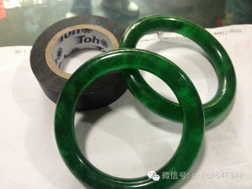 女友要颗玻璃种帝王绿戒指，穷小子竟然用啤酒瓶底做出来了。