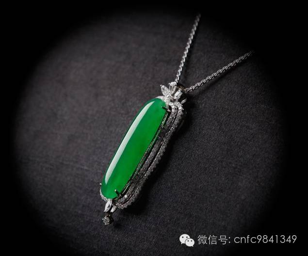 女友要颗玻璃种帝王绿戒指，穷小子竟然用啤酒瓶底做出来了。