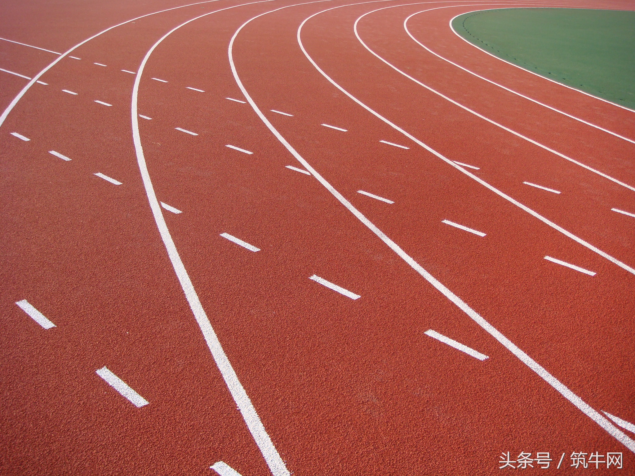 塑胶跑道安全吗？橡胶地垫有哪些特点？