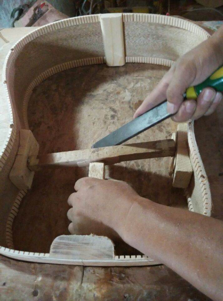 （多图）你很难猜到做一把普通木吉他居然要......