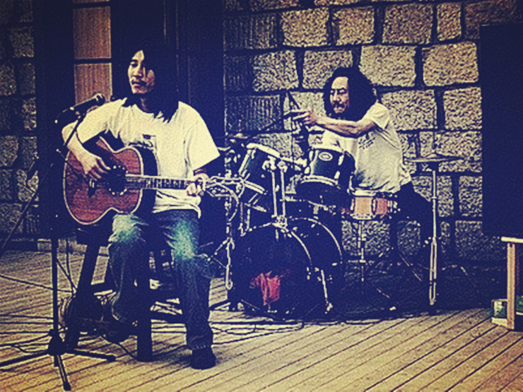 这个看起来疯癫的老头,是“摇滚鼓王”的哥哥,中国民谣界的传奇