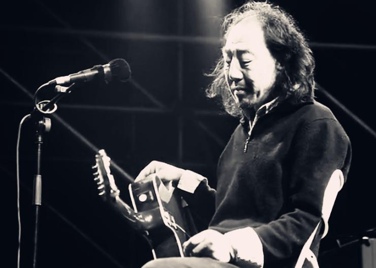 这个看起来疯癫的老头,是“摇滚鼓王”的哥哥,中国民谣界的传奇