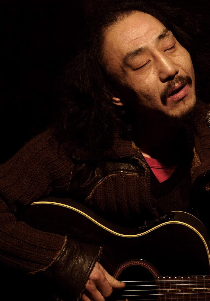 这个看起来疯癫的老头,是“摇滚鼓王”的哥哥,中国民谣界的传奇