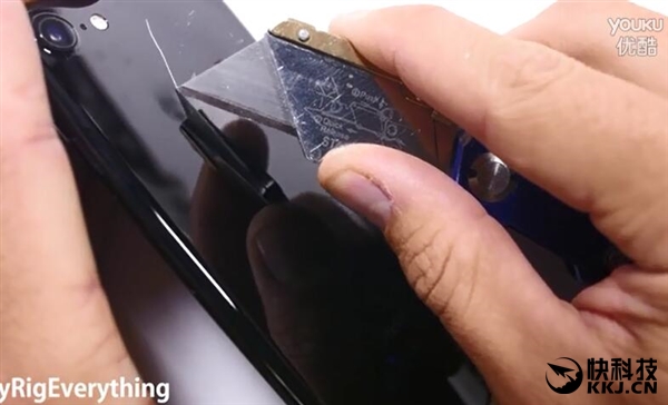 一根牙签就能刮花亮黑色iPhone7？