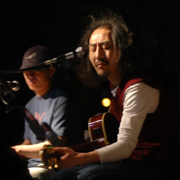 这个看起来疯癫的老头,是“摇滚鼓王”的哥哥,中国民谣界的传奇