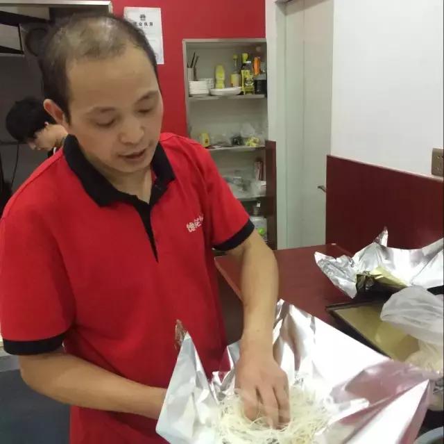 正宗火锅花甲米线,最火爆最好吃的花甲米线