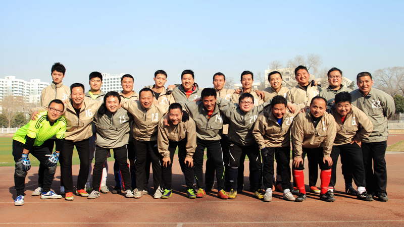 洛阳有这么一群汉子，人到中年还奔跑在绿茵草场上！