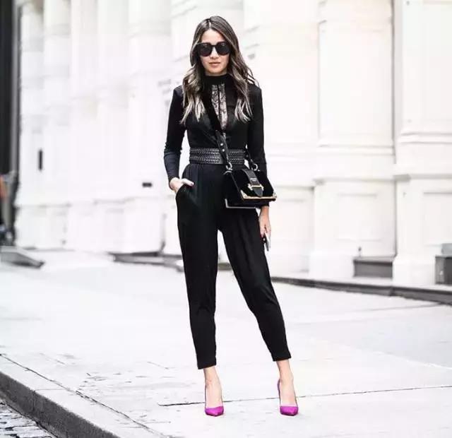 她颜值普通，又矮又穷，但奢侈大牌抢着送她包！