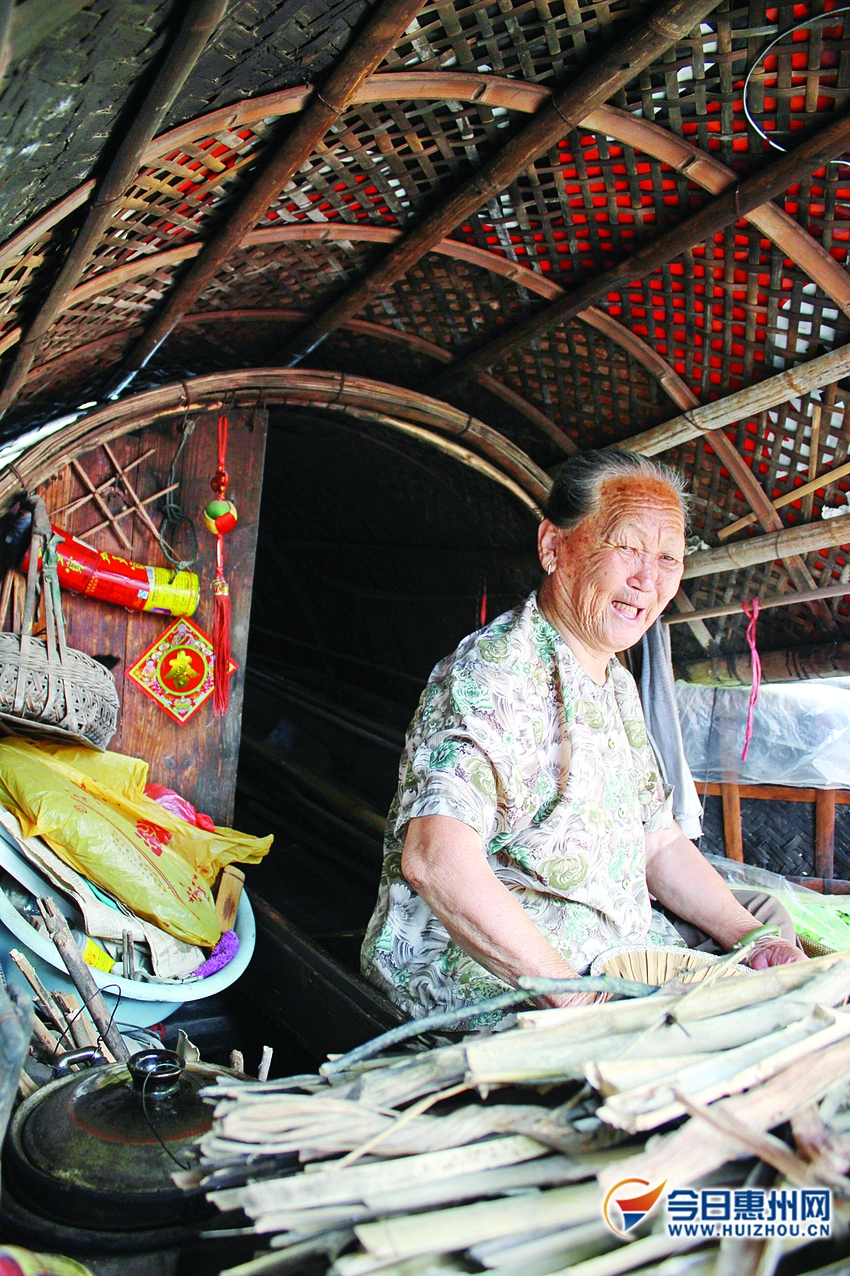 84岁老人与一艘小船的生活天天到船上祈福