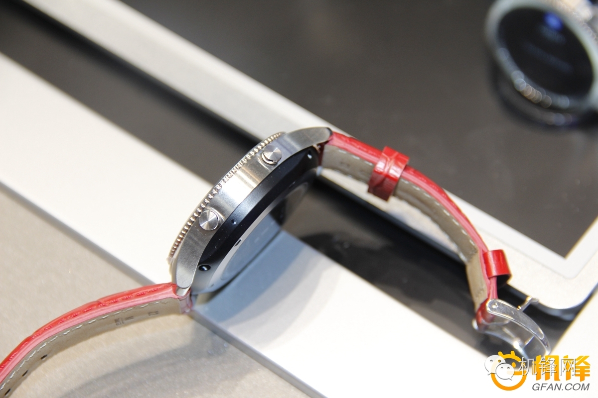 支持GPS和支付功能三星GearS3美图一览