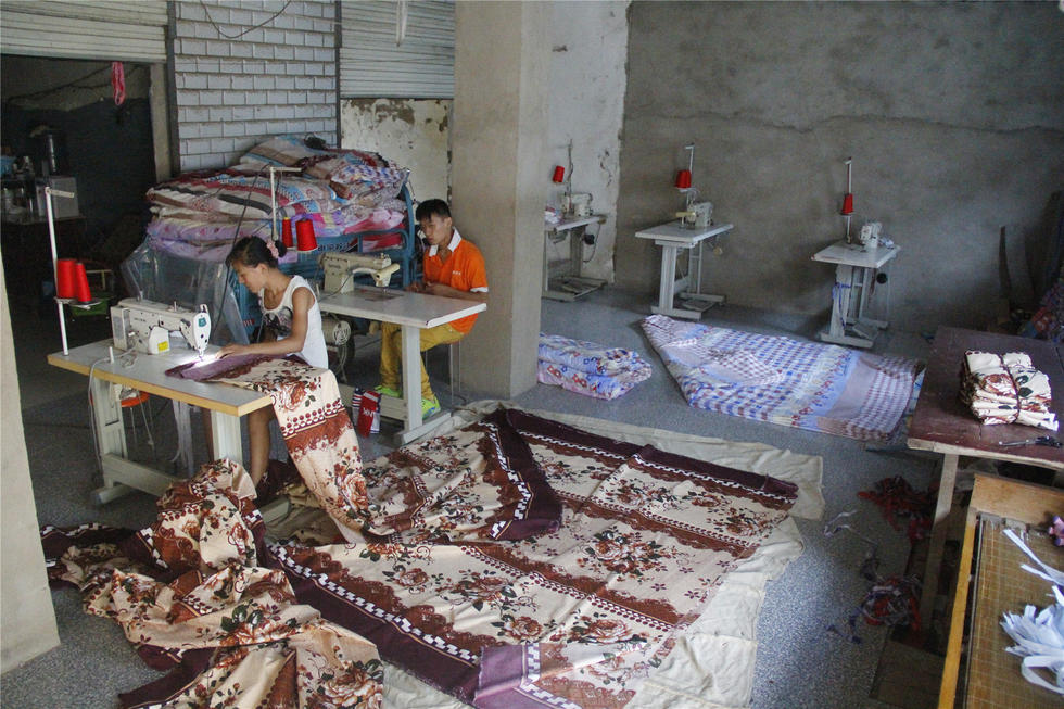 励志！残疾夫妻办厂一条床单只赚五分钱