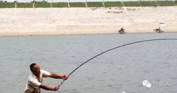钓大鱼是怎样摆竿防止拔河,钓大鱼怎么防止造成拔河