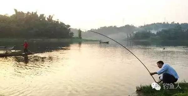 钓大鱼是怎样摆竿防止拔河,钓大鱼怎么防止造成拔河