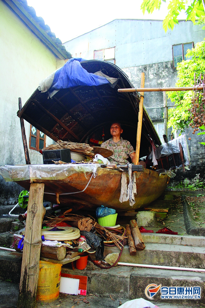 84岁老人与一艘小船的生活天天到船上祈福