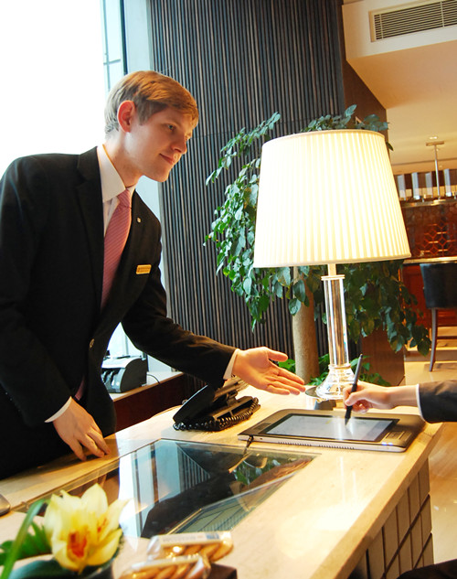 客人醉酒入住酒店出事了怎么办,酒店送醉酒客人时开错房门