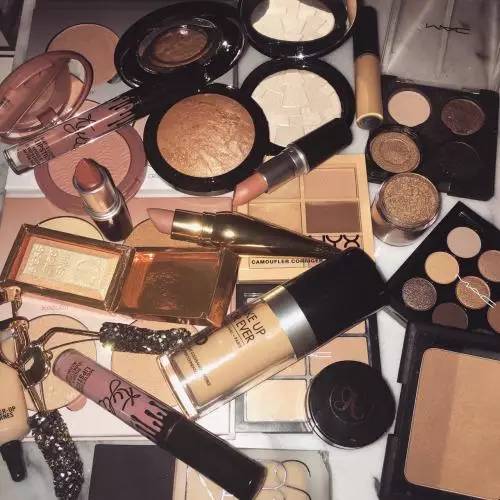 因为粉底液少了几个色号、店员不懂化妆,丝芙兰被喷“种族歧视”...