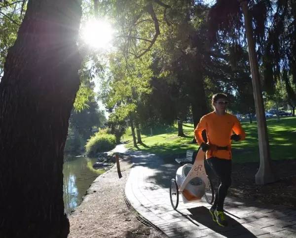 极客爸爸给婴儿车装上了125CC的摩托车发动机边参赛奥运边“遛”小孩？｜905出行设计师