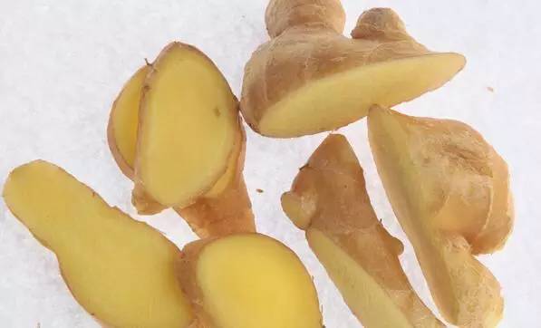 常州一媳妇把用剩的姜块埋在泥土里，一个月后奇迹发生了！